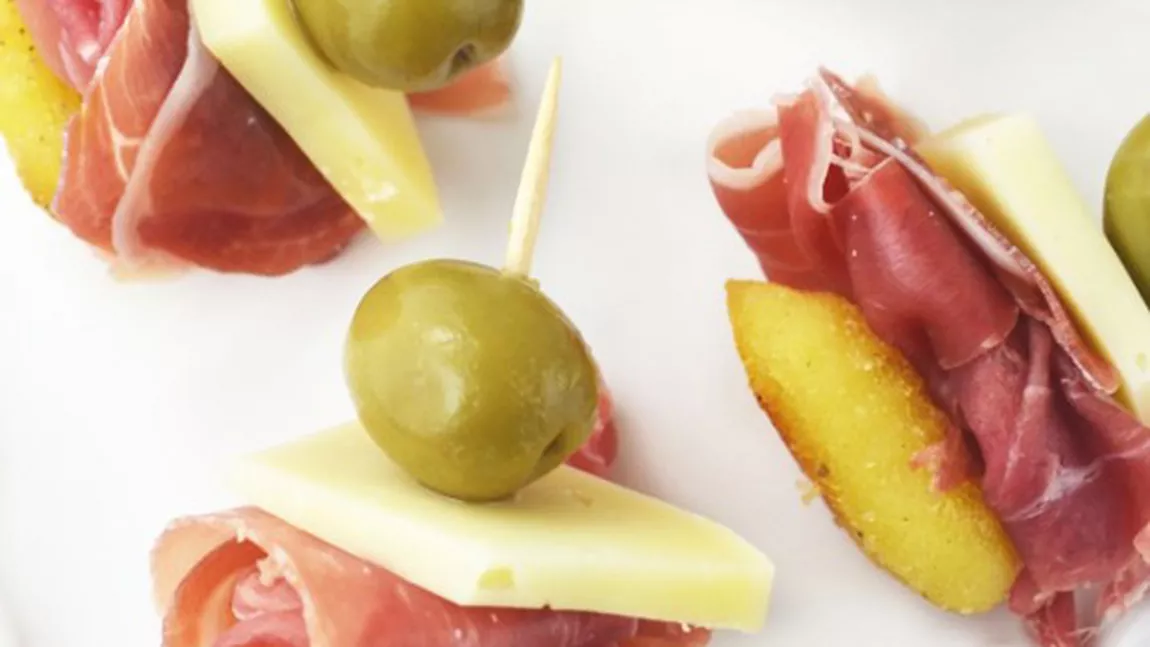 Uite cum sa faci un aperitiv simplu, cu prosciutto si masline