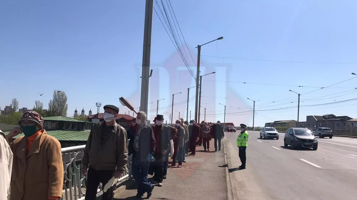 LIVE VIDEO - Coadă imensă la Piaţa Alexandru. Zeci de ieşeni stau la rând pentru a face cumpărăturile - FOTO