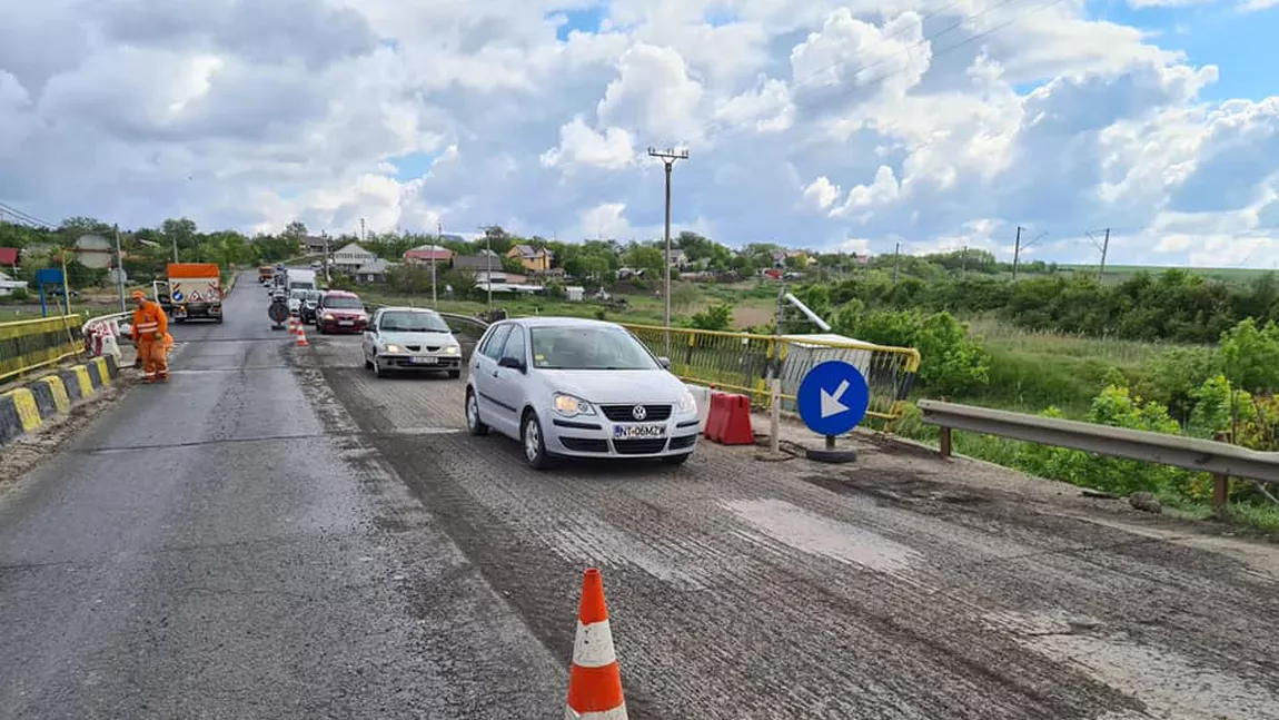 Lucrări de reparații pe podul de pe DN 28, Sârca, județul Iași. Lucrările de așternere a covorului asfaltic în Podu Iloaiei au luat sfârșit - Galerie Foto