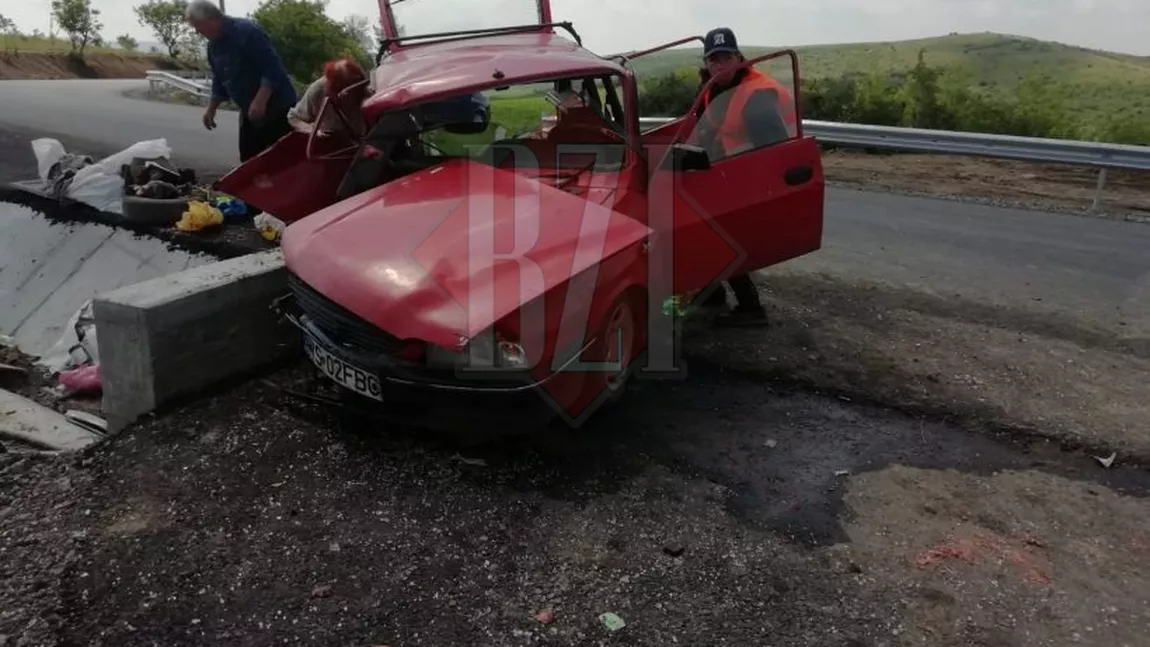 Accident rutier cu două victime în Iaşi! Două persoane au ajuns la spital după ce au intrat cu Dacia într-un cap de pod