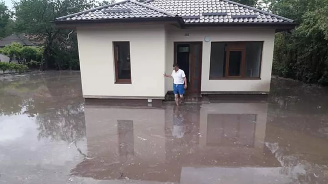 Mai multe gospodării au fost inundate în această seară la Cozmești - Foto