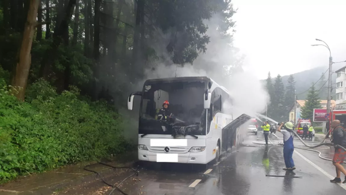 Accident rutier grav pe DN1! Un autocar cu zeci de oameni la bord a luat foc