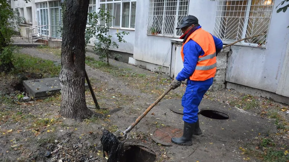 Ieșenii aruncă mănușile și măștile de protecție în canalizarea publică și pun în pericol sănătatea cetățenilor. Substanțele chimice pot ajunge la robinet