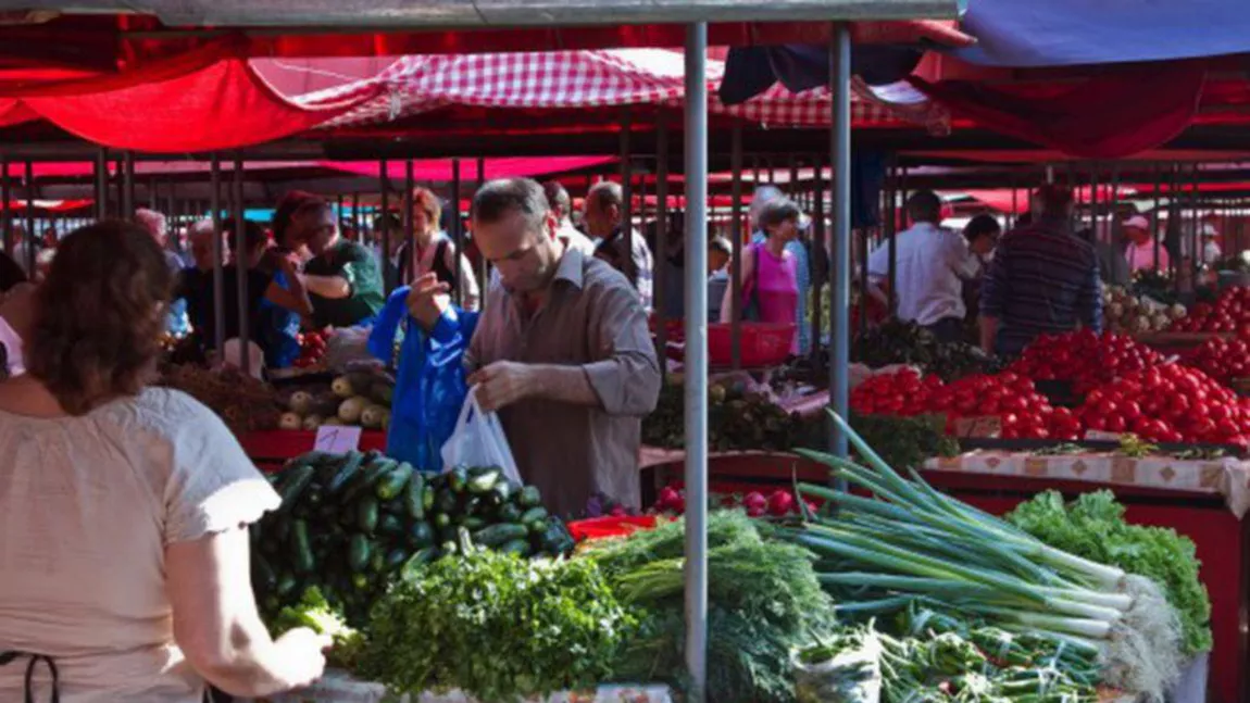 Măsuri drastice luate în piețele agroalimentare din Iași: Polițiștii locali îi verifică pe comercianți să acopere produsele cu folii, iar clienții pot intra doar câte 100 în piețe, cu măștile de protecție obligatorii