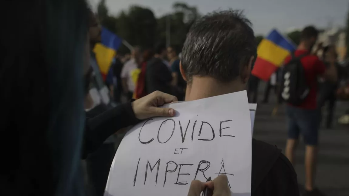 Protestele continuă în București. Protestatarii din fața sediului PNL, amenințați de jandarmi - Video