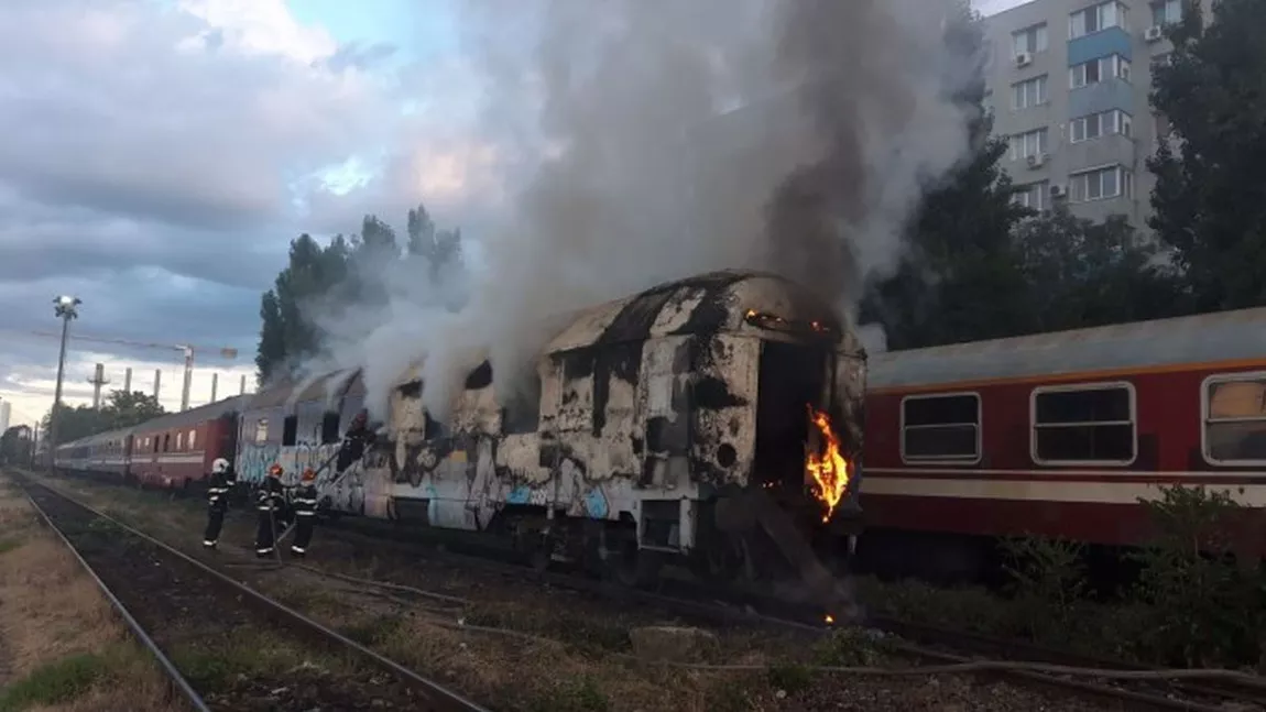 Momente de panică în Halta Prunaru. Două vagoane de tren, acaparate de flăcări