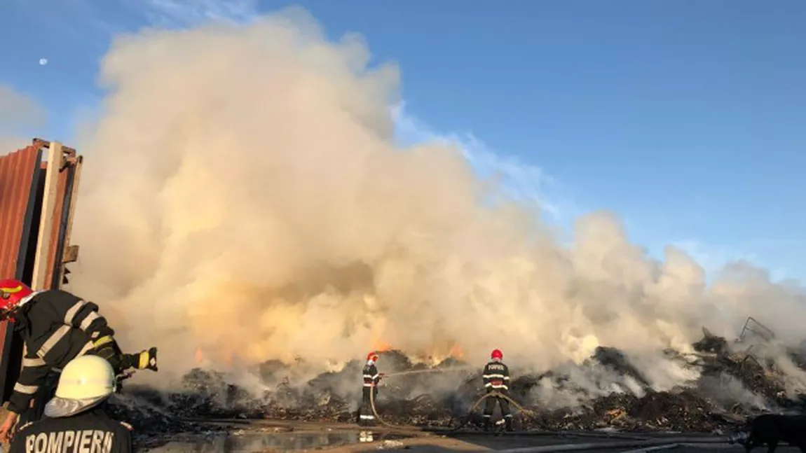 Incendiu puternic în Bucureşti! Localnicii se plâng de mirosul insuportabil