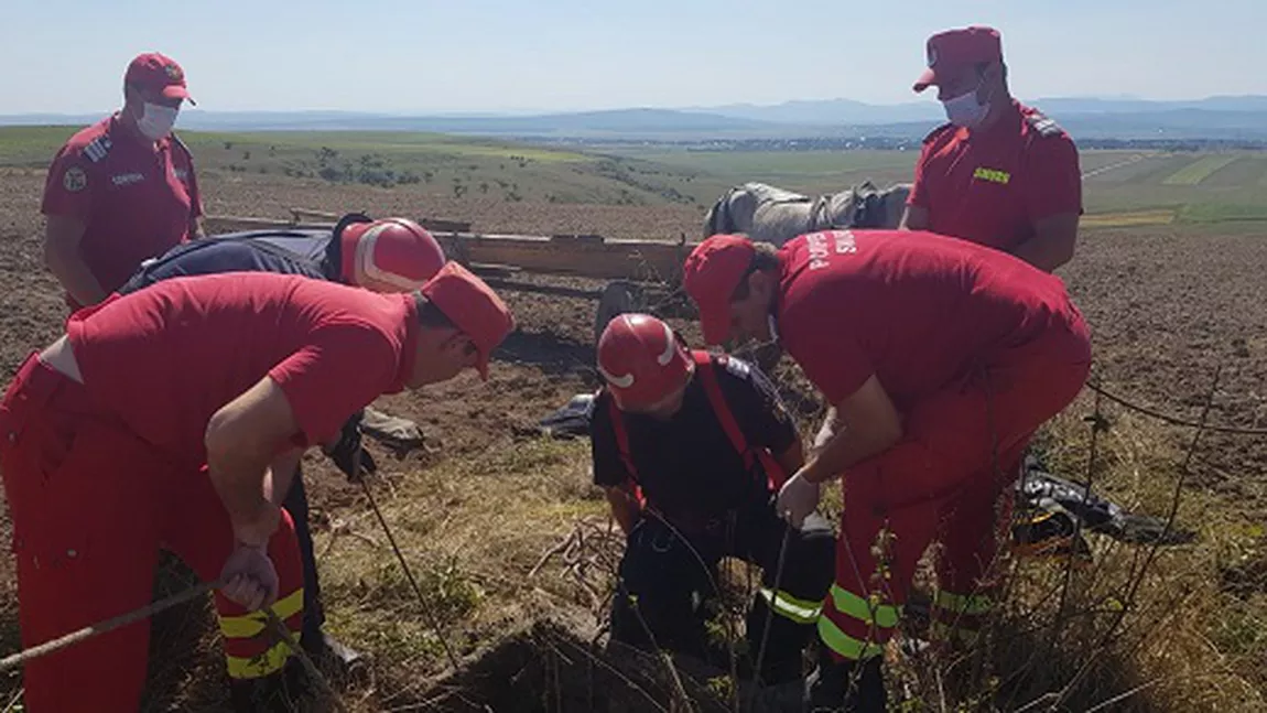 Un sucevean a căzut într-o fântână, după ce a încercat să salveze o capră. Și-a legat o frânghie de picior, dar nu a asigurat-o de nimic - VIDEO/ FOTO