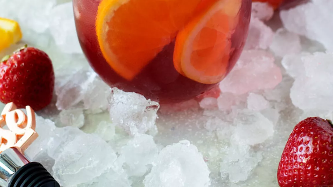 Cum se prepară un cocktail Rosé Sangria