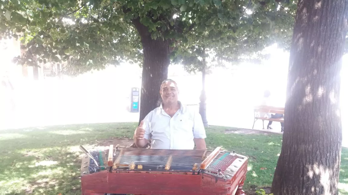 Carieră de succes încheiată dramatic! Un profesor de la Palatul Copiilor din Iași a ajuns să cânte pe străzi. În trecut a fost omul care anima petrecerile de la cele mai cunoscute localuri!