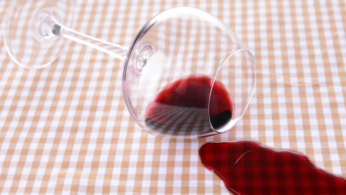 5 trucuri pentru eliminarea unei pete de vin roșu