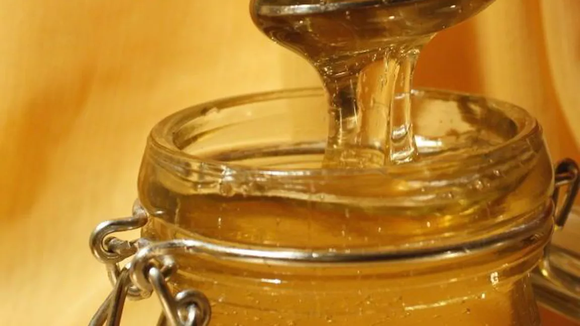 Tu ştii ce beneficii ai dacă înghiţi miere de albine în fiecare seară?
