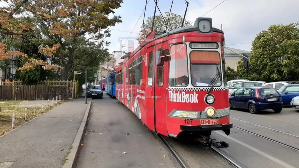 Un şofer inconştient a blocat o întreagă stradă după ce a parcat într-un loc interzis - FOTO/ VIDEO