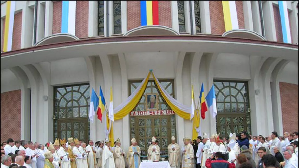 Imagini spectaculoase cu sfinţirea unuia dintre cele mai importante monumente religioase din Iași. Catedrala Catolică împlinește 15 ani de la înființare - GALERIE FOTO