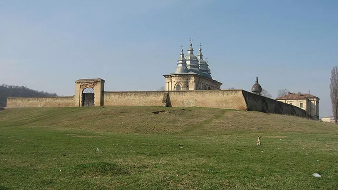 Muniție de război descoperită în apropiere de Mănăstirea Frumoasa. Două proiectile din Al Doilea Război Mondial au fost găsite lângă lăcașul de cult