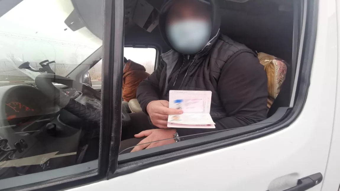 Permis de conducere italienesc fals, descoperit de polițiștii de frontieră Oancea