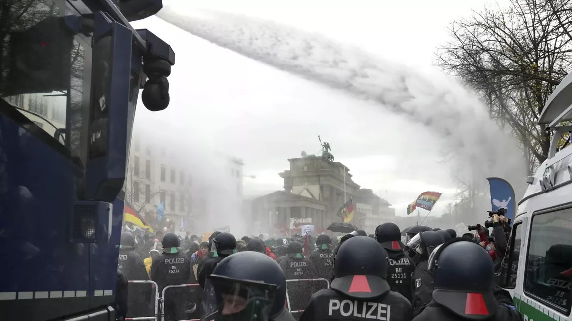 Germanii au ieșit să protesteze împotriva măsurilor stricte anti-COVID-19, dar s-au ales cu tunuri de apă și gaze lacrimogene