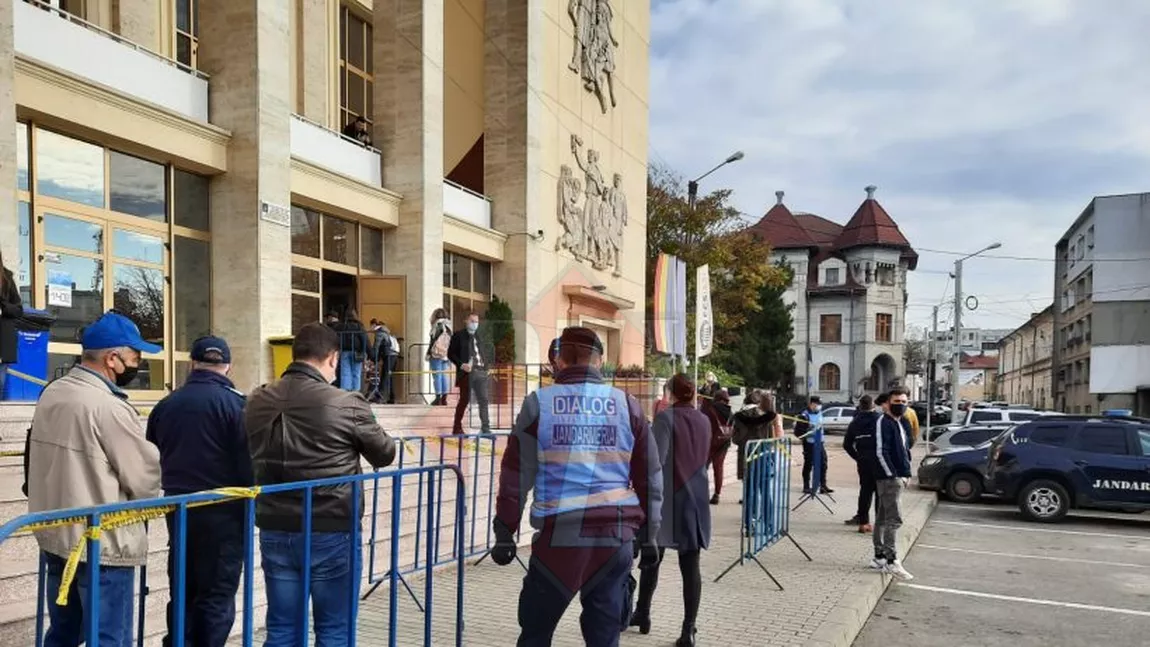 Alegeri prezidenţiale Rep. Moldova: Cozi uriaşe la secţiile de votare pentru studenţi - FOTO, LIVE VIDEO