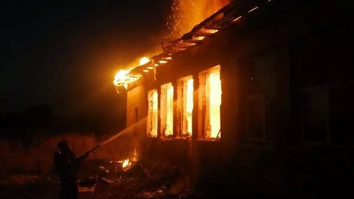 Poliţia din Iaşi stă ca pe jar! Un tânăr este căutat şi în gaură de şarpe după ce a vrut să-şi omoare iubita prin incendiere! (Exclusiv)