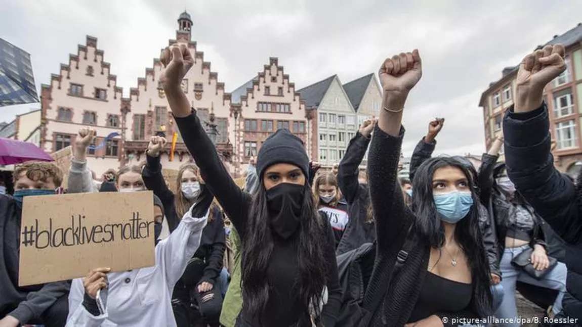 Proteste la Frankfurt. Autorităţile au scos tunurile cu apă