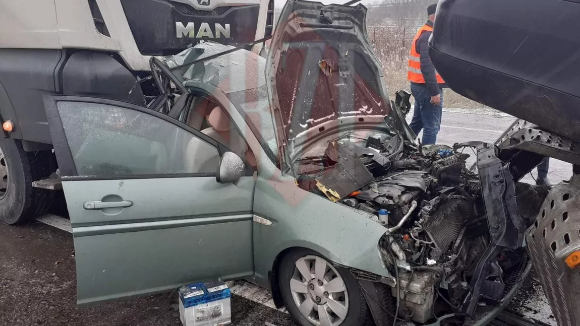 Accident rutier grav la Leţcani. Unul dintre autoturismele implicate, avariat serios. La faţa locului intervin autorităţile - GALERIE FOTO/ UPDATE/ VIDEO