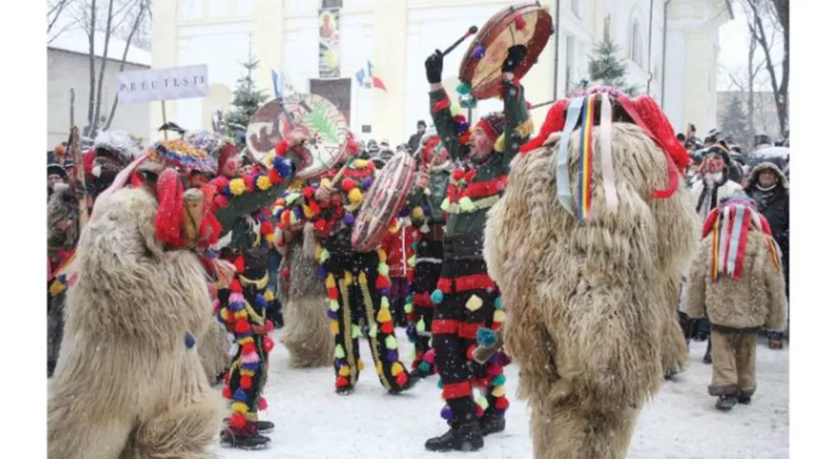 Regulile de colindat din Gorj: Se poate merge la colindat iar darurile vor fi împărţite cu mănuşi de protecţie