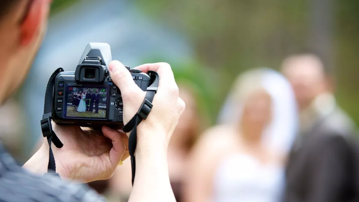 Doi tineri din Iași, proaspăt căsătoriți, trebuie să repete nunta din cauza fotografului pe care l-au plătit să imortalizeze cele mai frumoase momente! La finalul petrecerii, mirilor li s-a tăiat respirația! (Exclusiv)