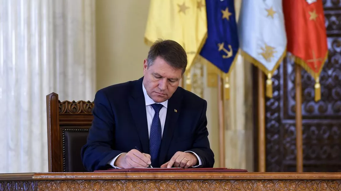 Klaus Iohannis a promulgat legea care permite angajatorilor să reducă timpul de lucru și salariile