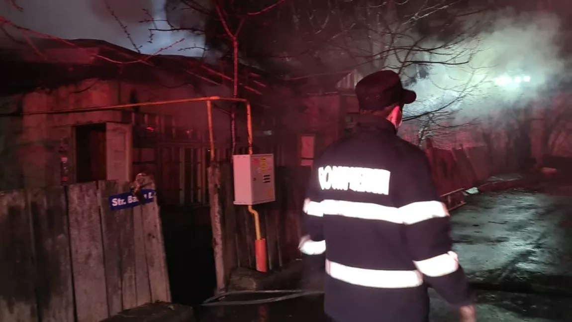 Incendiu la o casă din Iași după ce mai mulţi oameni ai străzii au vrut să se încălzească EXCLUSIV FOTO, VIDEO