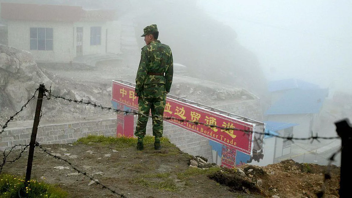 Confruntare armată intre trupele chineze şi cele indiene la granița celor două țări. Mai multe persoane au fost rănite