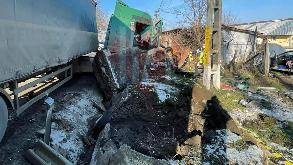 Accident rutier grav în Iași! Trei persoane au murit după ce un TIR a intrat în plin într-o maşină EXCLUSIV/ FOTO/ UPDATE/ LIVE VIDEO