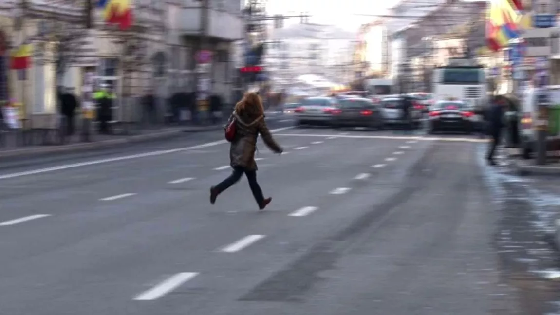 O femeie a traversat strada printr-un loc nemarcat, dar a scăpat de amendă! Iată ce scuză a găsit