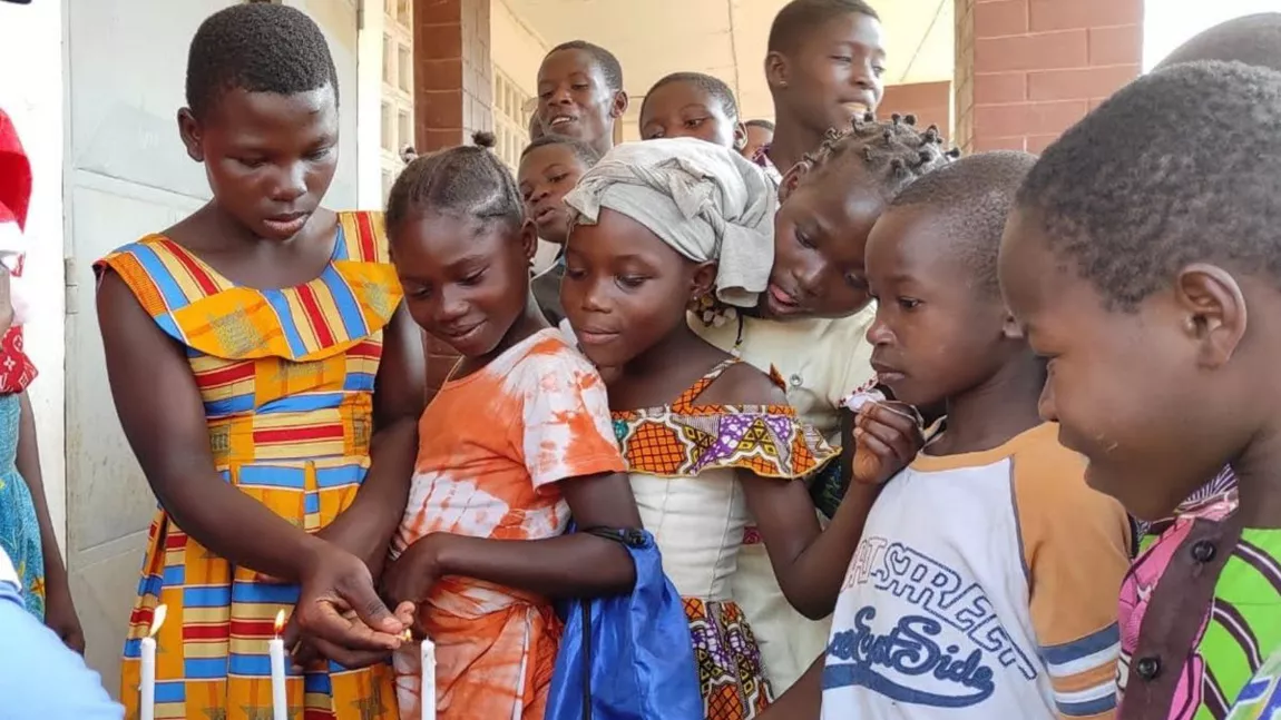 Catolicii din Iaşi au bucurat mii de copii din Kenia şi Coasta de Fildeş