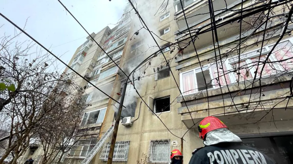 Incendiu puternic în Capitală. Un bărbat şi-a dat foc la propriul apartament