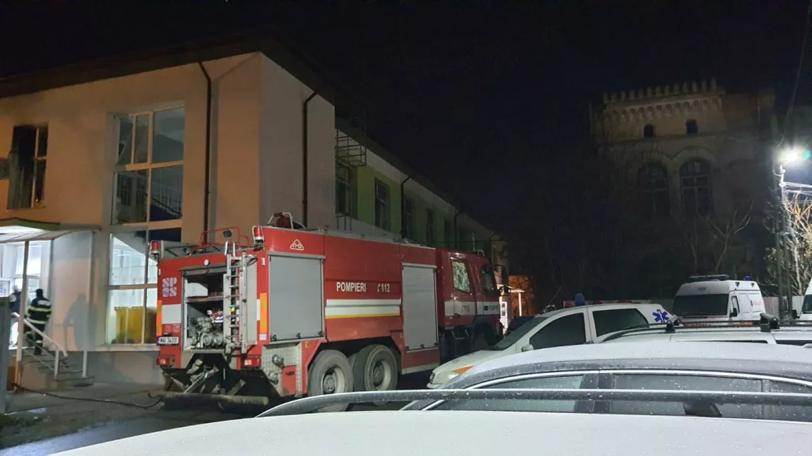 Plan roșu de intervenție în județul Neamț. Incendiu la Spitalul Municipal Roman. Secția de Psihiatrie a fost inundată de fum, iar un medic și un infirmier au fost intoxicați ușor cu monoxid de carbon - FOTO