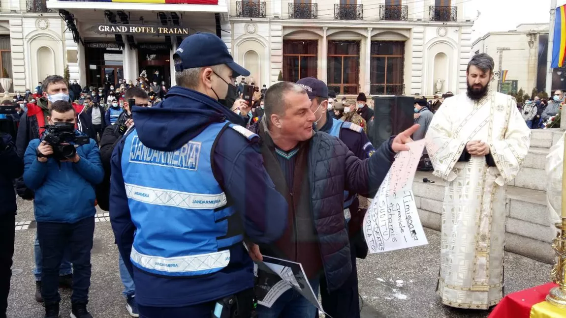 Cine este bărbatul care l-a atacat pe Mihai Chirica în Piața Unirii. A venit la Iași pentru președintele României