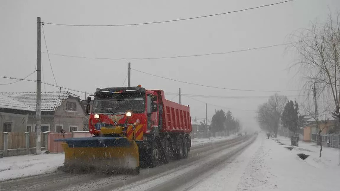 Sute de tone de material antiderapant, răspândite pe drumurile din judeţul Iaşi. Utilajele de deszăpezire acţionează în forţă