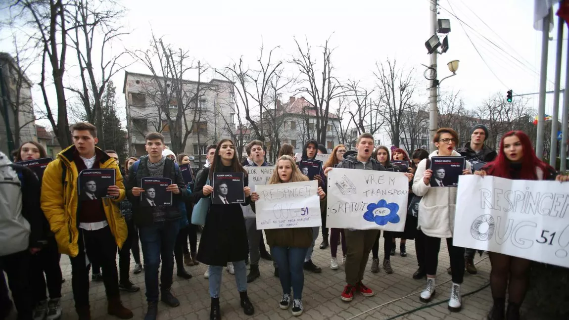 Protest al asociațiilor de elevi în fața Guvernului, după tăierea gratuităților la transportul feroviar