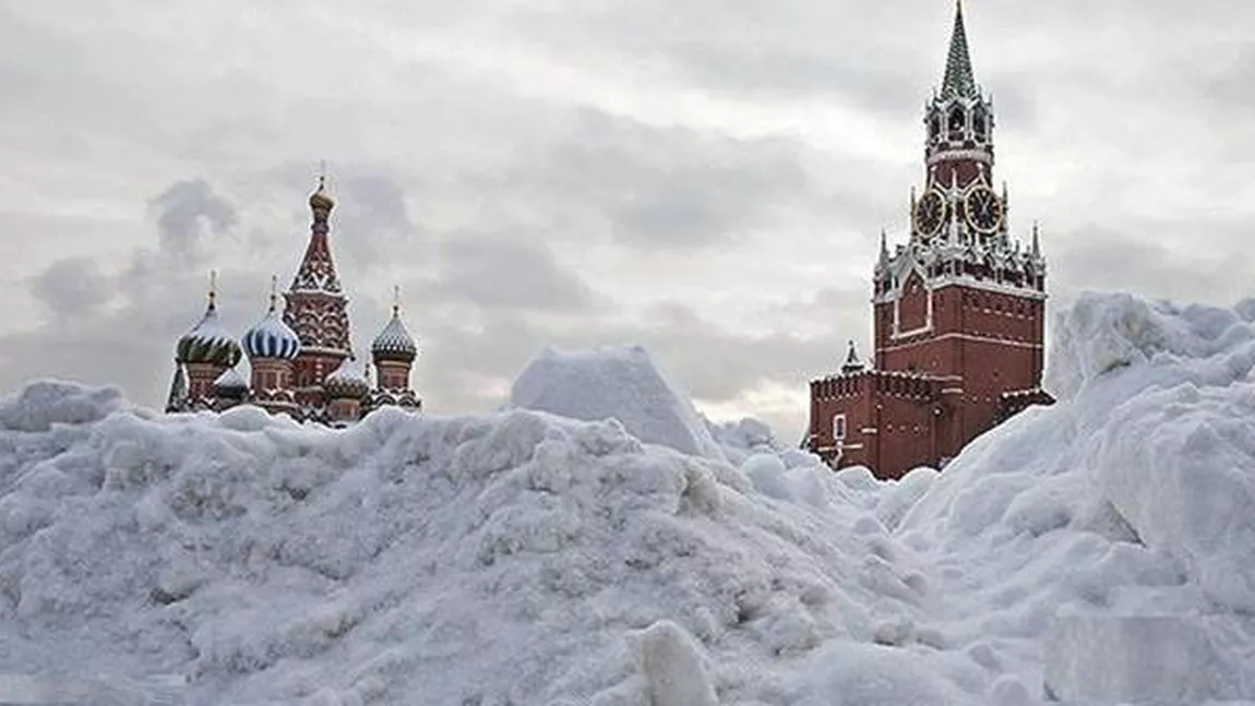 Apocalipsă albă în Moscova! Există o cantitate mare de zăpadă pe drumuri, care blochează traficul - VIDEO