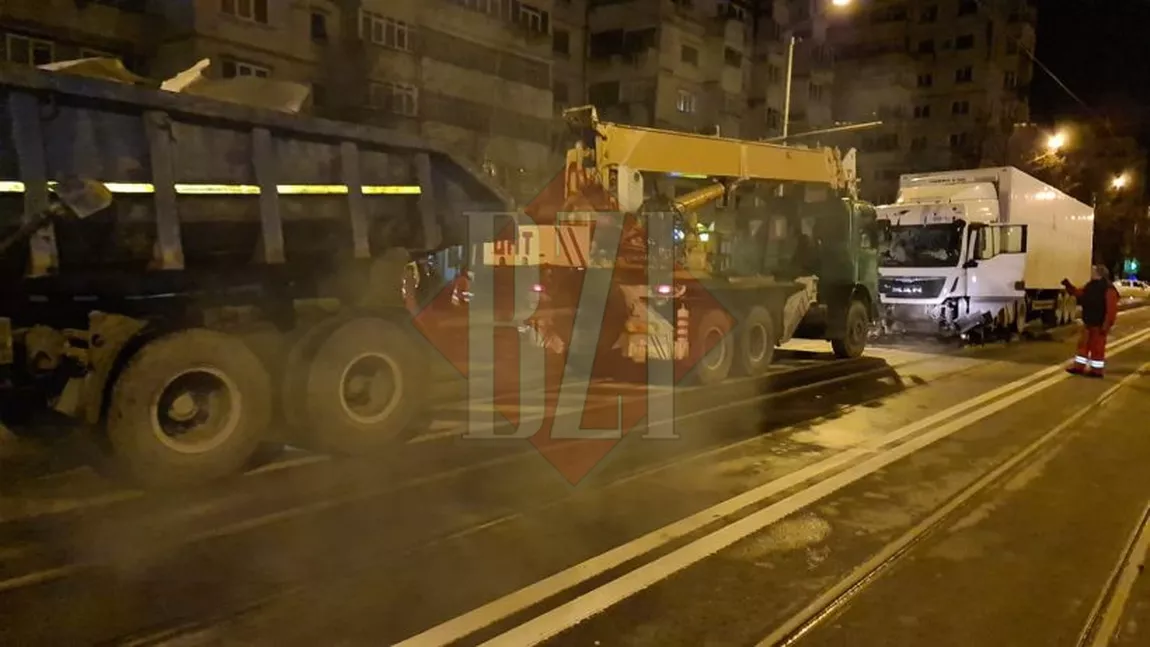 Accident rutier în municipiul Iași! Un TIR a intrat într-un refugiu de tramvai EXCLUSIV - VIDEO/FOTO