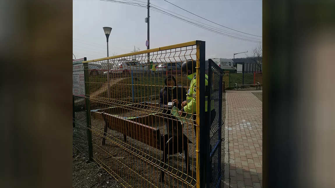 Poliţia locală a sancţionat un bărbat  pentru că stătea pe o bancă într-un parc pentru copii