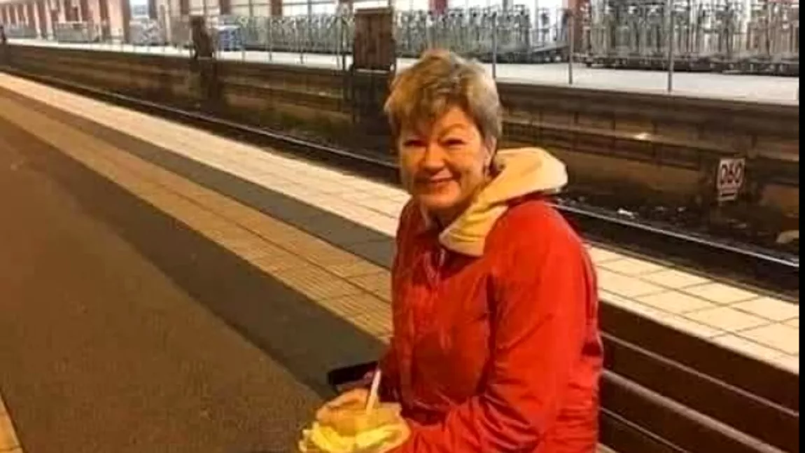 Ylva Johansson, ministrul muncii din Suedia, surprinsă pe peronul gării în timp ce ia masa