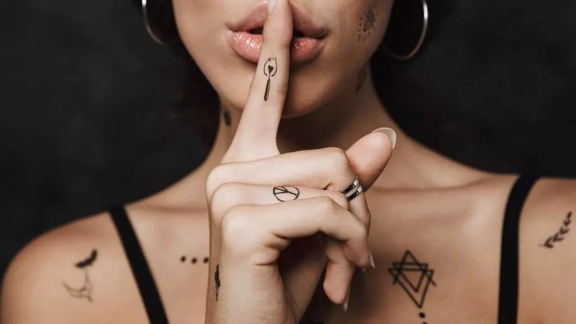 Tatuaje pe deget: Ce semnificație au acestea și cât sunt de dureroase