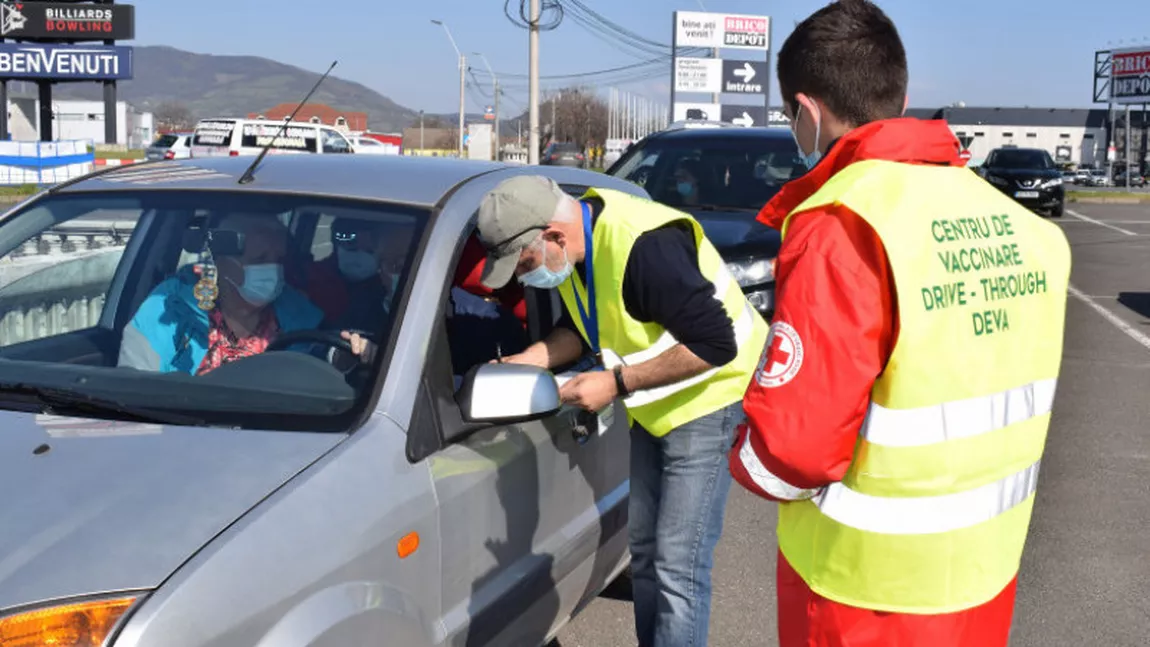 Sute de persoane aşteaptă să se imunizeze la centrele de vaccinare din Bucureşti şi Braşov