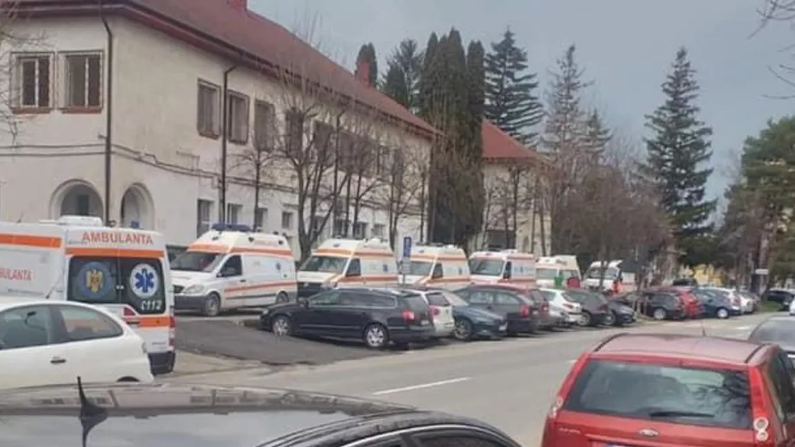 Vlad Voiculescu, mesaj de ultimă oră: „Nu, nu sunt parcări de ambulanțe, ci cozi în fața unor spitale care tratează pacienți Covid-19”