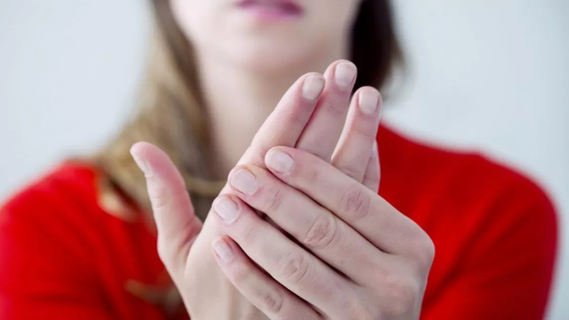 Ce cauzează amorteala mainilor? Este acesta un motiv de ingrijorare?