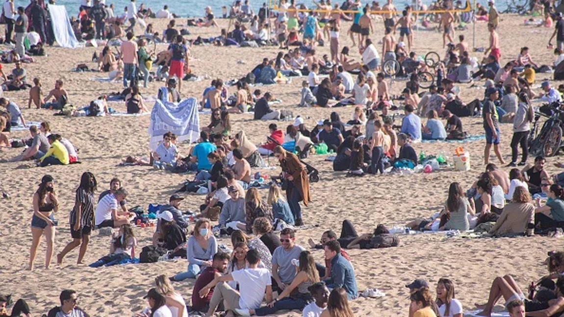 Plajele din Barcelona au fost pline. Oamenii au ignorat restricţiile legate de Covid-19