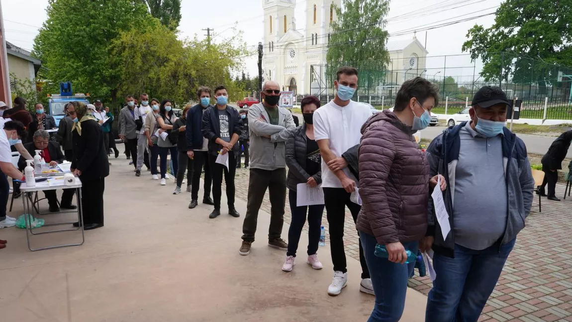 Caravana mobilă a vaccinat peste 100 de persoane din 3 comune din judeţul Iași - GALERIE FOTO