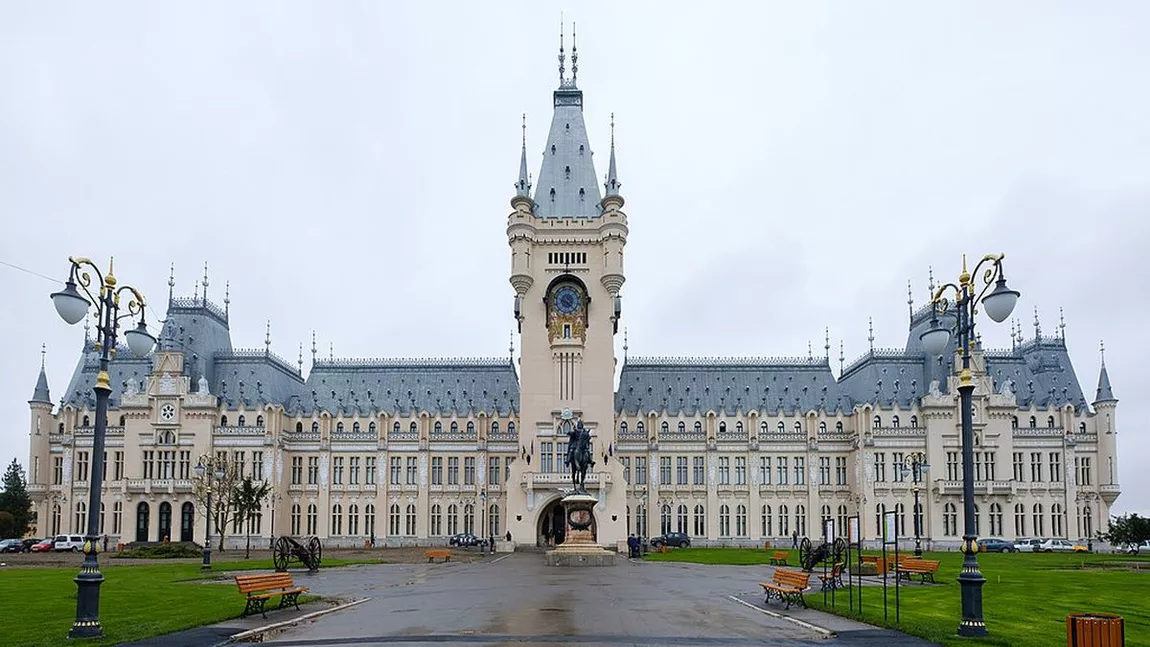 Centrul de vaccinare drive-thru la Palatul Culturii Iași