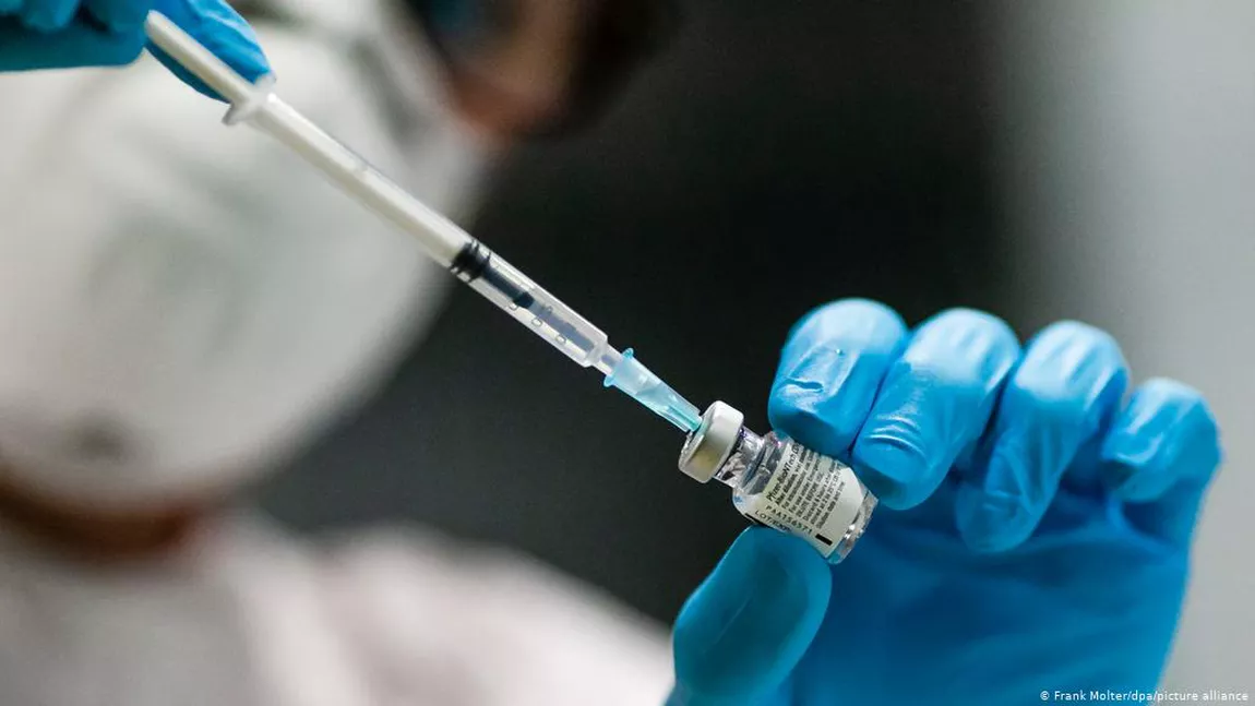 La toamnă li se va administra a treia doză de vaccin anti-Covid-19 britanicilor care au peste 50 de ani